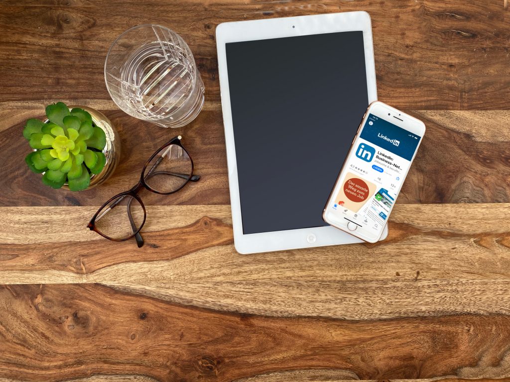 Schmuckbild zeigt ipad und iphone mit LinkedIn Masek