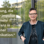 Meike Leopold steht vor einer Glasfassade, schaut in die Kamera und lächelt. Links neben ihr ist ein Zitat eingeblendet: „Erfahrung, die wirkt: 10 Impulse für mehr Relevanz in deiner Kommunikation.“ Das Bild begleitet einen Beitrag über Learnings aus 10 Jahren digitaler Kommunikation im B2B.