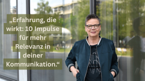Meike Leopold steht vor einer Glasfassade, schaut in die Kamera und lächelt. Links neben ihr ist ein Zitat eingeblendet: „Erfahrung, die wirkt: 10 Impulse für mehr Relevanz in deiner Kommunikation.“ Das Bild begleitet einen Beitrag über Learnings aus 10 Jahren digitaler Kommunikation im B2B.